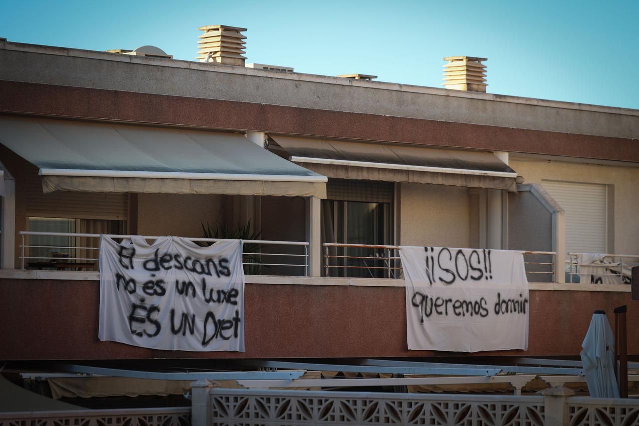 Varias de las sábanas reivindicativas con mensajes como "el descanso no es un lujo, es un derecho" y "SOS queremos dormir"