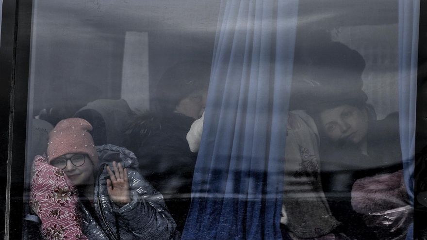 Refugiados en un autobús a su llegada a la localidad ucraniana de Zaporiyia procedentes de Mariupol.