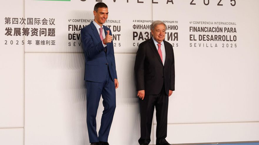 El presidente del Gobierno de España, Pedro Sánchez (i), posa junto al secretario general de la ONU, Antonio Guterres (d). EFE