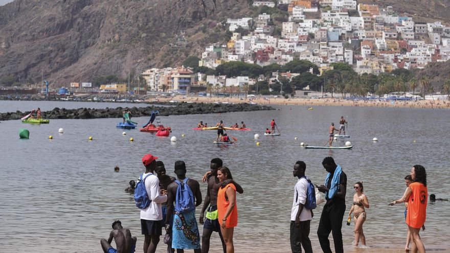 Monitores y participantes del programa Agua en la playa de Las Teresitas en Santa Cruz de Tenerife.