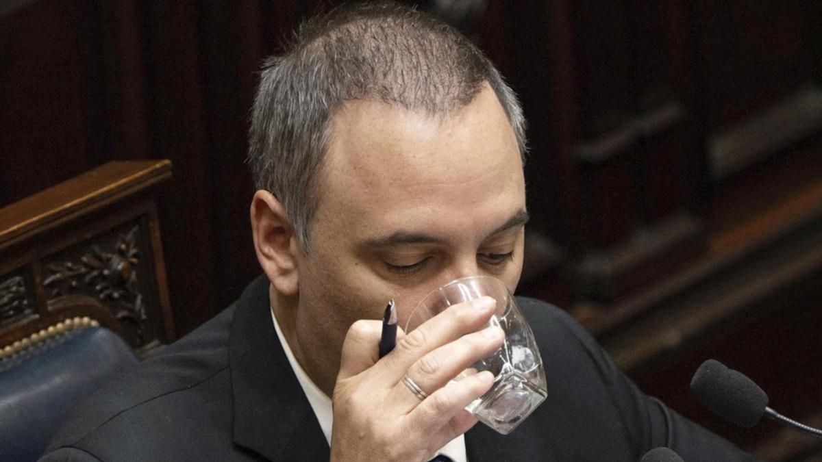 Manuel Adorni sigue complicado aunque ya dejó su cargo.