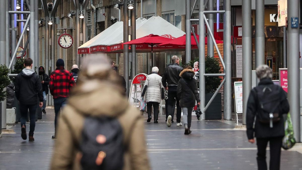 Bremen (Germany), 16/02/2022.- Pedestrians walk inside a shopping arcade in the city center of Bremen, northern Germany, 16 February 2022. The Federal States of Germany are expected to ease the restrictions preventing the spread of the Coronavirus which causes the COVID-19 disease. (Alemania)
