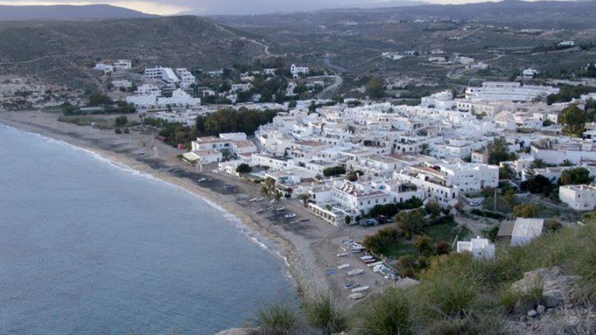 El pueblo almeriense que guarda calas vírgenes, cuevas y una historia minera junto al Mediterráneo