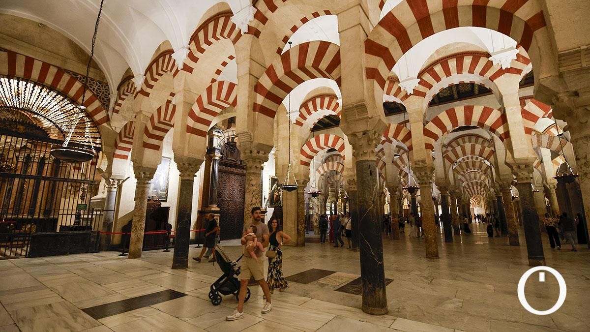 Turistas visitando de noche la Mezquita Catedral en el Día del Patrimonio