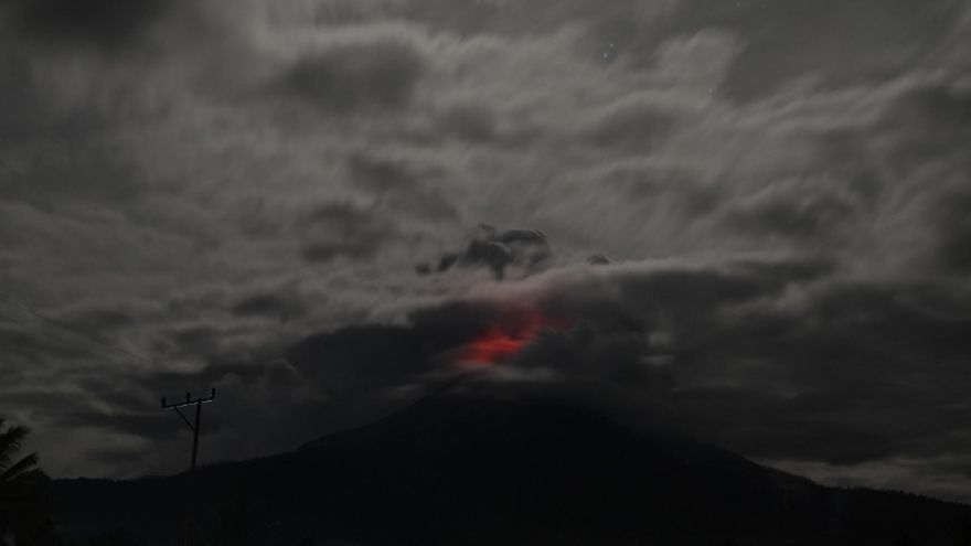 La erupción de un volcán indonesio provoca cancelaciones de vuelos en la turística Bali