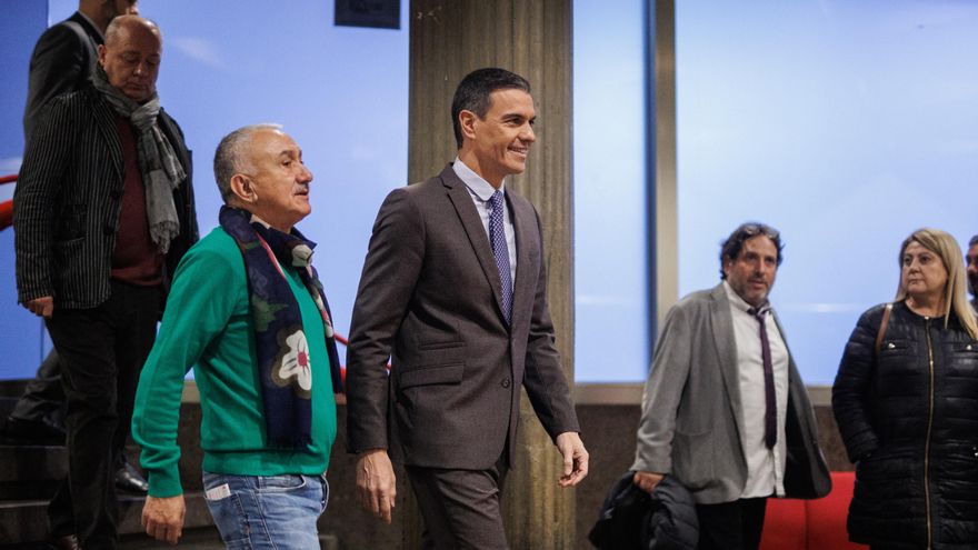 Sánchez se compromete a seguir “dignificando” las pensiones y el SMI tras la petición de los sindicatos