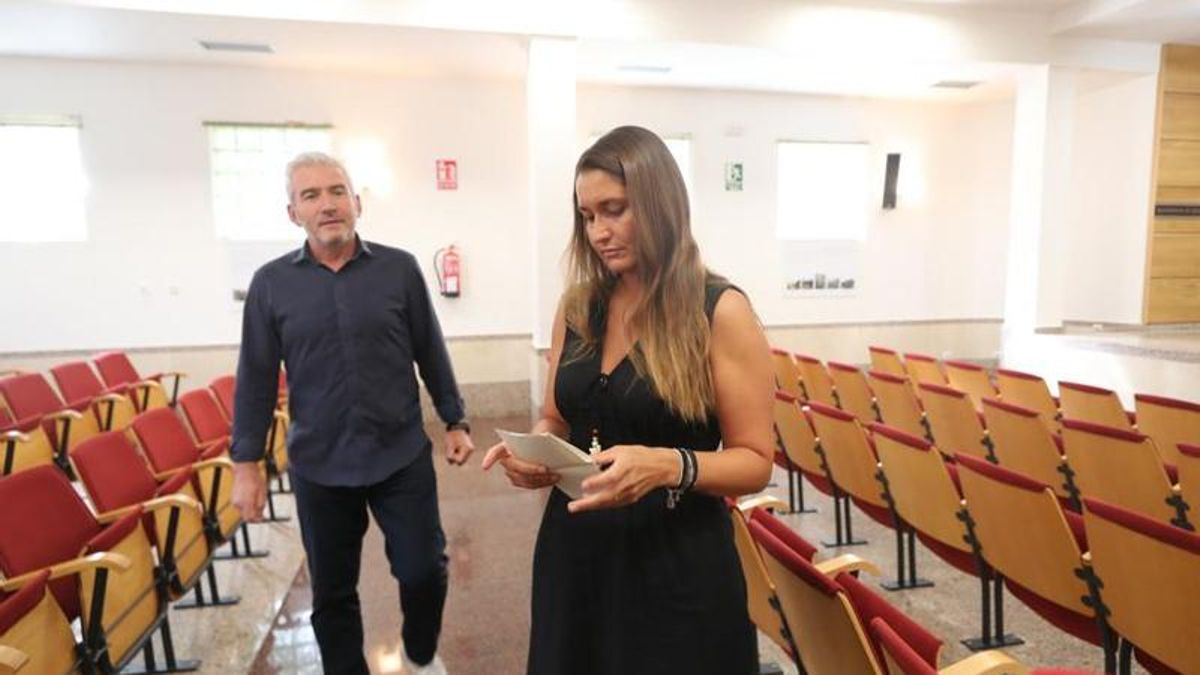La alcaldesa de Ibias y presidenta de la Red de Municipios en Transición Justa, Gemma Álvarez (d), preside la comisión ejecutiva celebrada en Igüeña, junto al alcalde Antonio Alider Presa (i) y los otros alcaldes de la zona. 