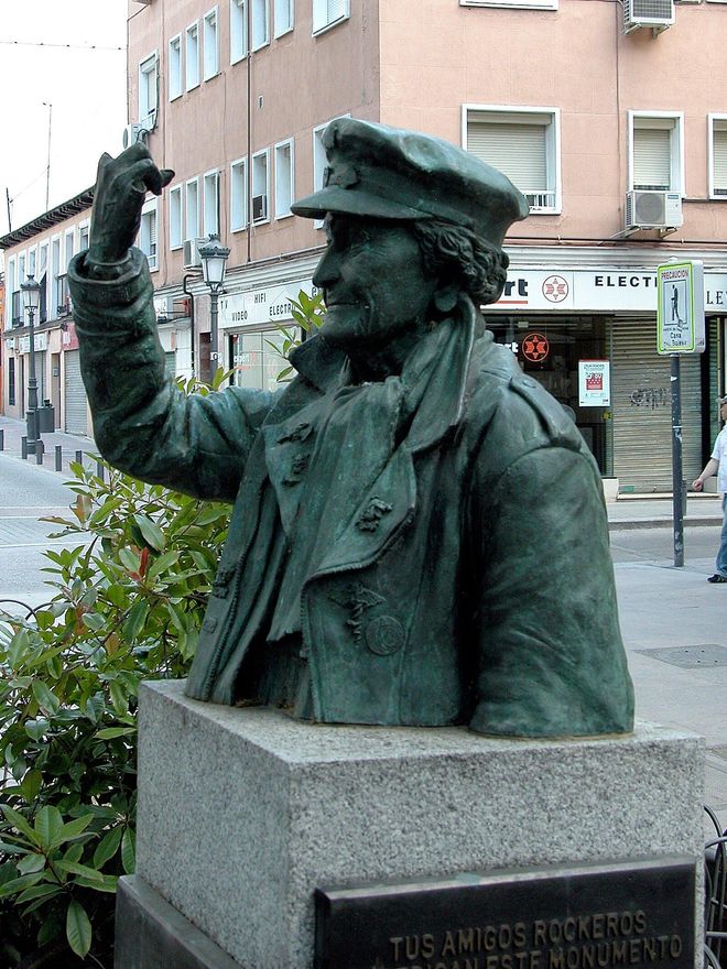 Estatua de la abuela rockera en Vallecas