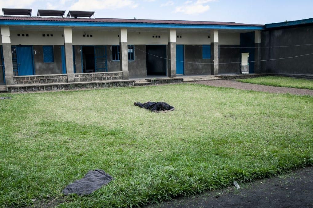 Enfermo sobre el césped del único centro psiquiátrico de Kivu del Norte. Foto: Patrick Meinhardt