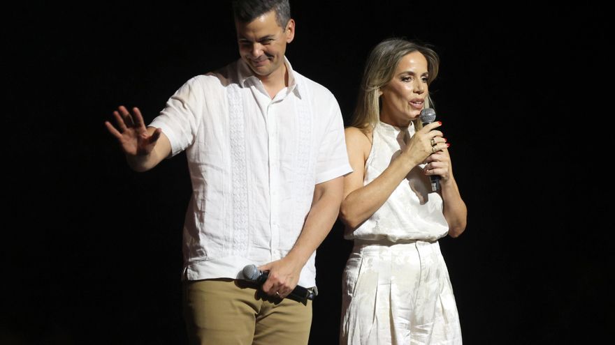 Peña y la primera dama encienden árbol de navidad decorado por artesanos paraguayos