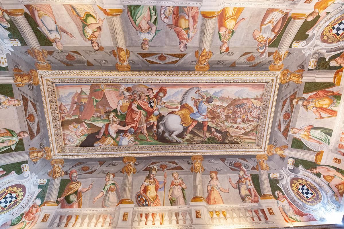 Frescos manieristas que cubren paredes, techos y galerías del palacio de los Marqueses de Santa Cruz.