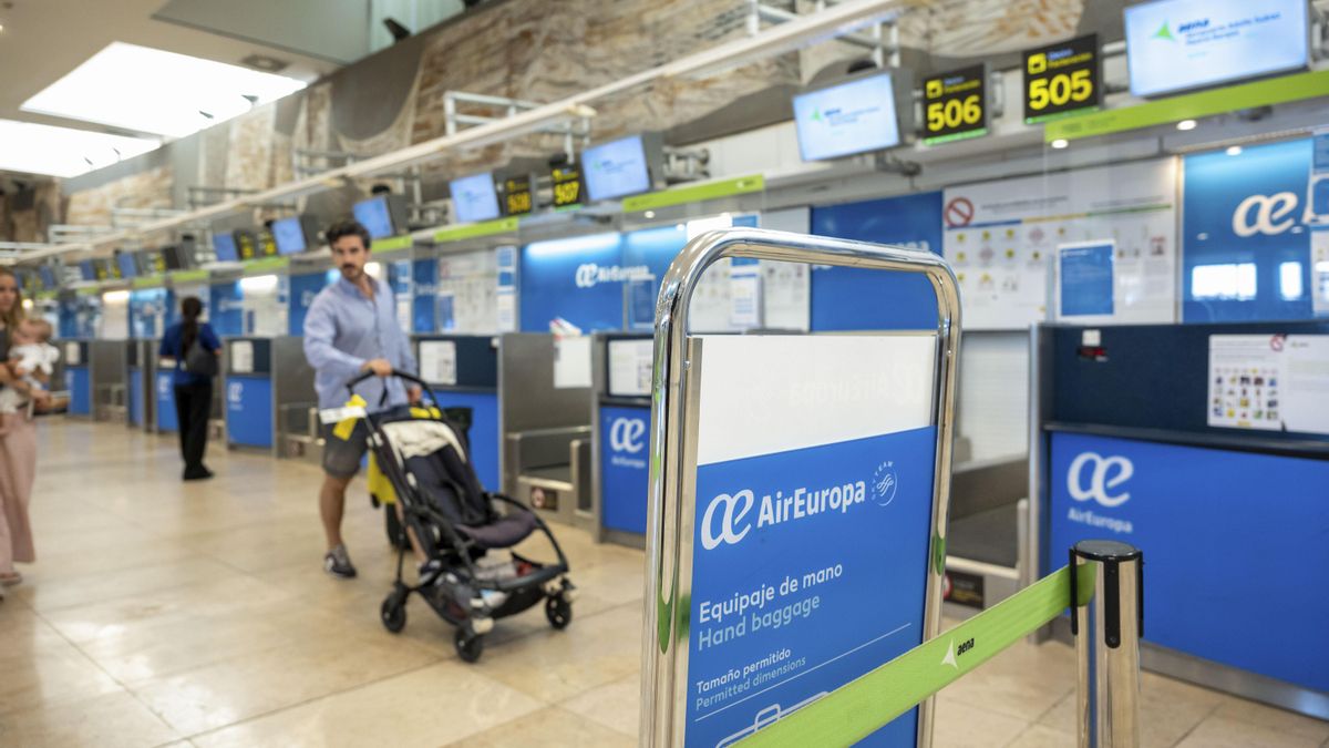 Imagen de archivo de pasajeros en los mostradores de Air Europa en el aeropuerto Adolfo Suárez-Barajas en Madrid. EFE/ Fernando Villar