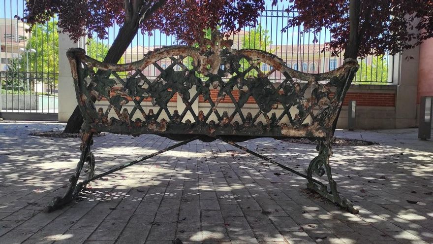 Uno de los bancos junto a la fuente en el que se puede disfrutar de sombra por la mañana