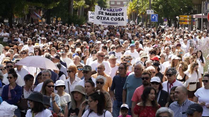 Una marea blanca toma Ponferrada en otra multitudinaria manifestación por la Sanidad Pública de OncoBierzo