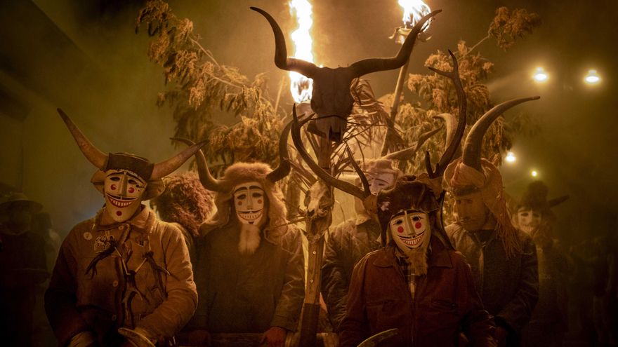 As máscaras ancestrais do Entroido galego despiden o inverno