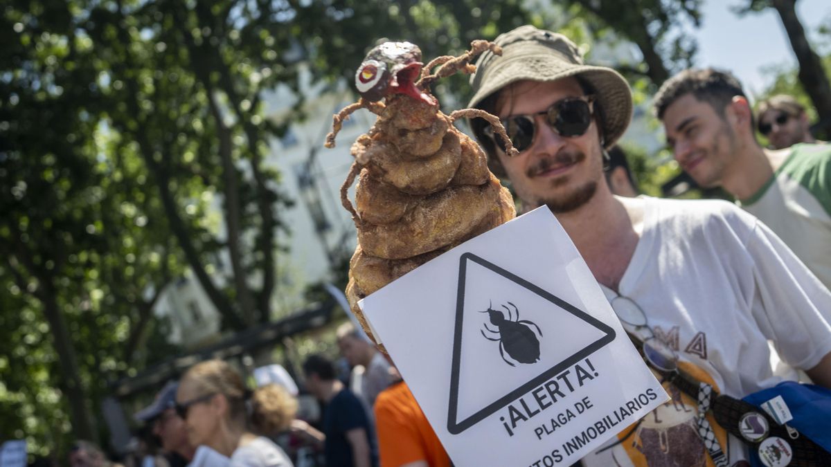 Un ciudadano alerta de una plaga de parásitos inmobiliarios en su pancarta.