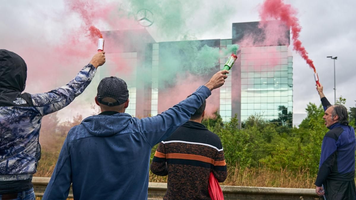 Trabajadores de Mercedes Vitoria durante la protesta llevada a cabo este miércoles a las puertas de la fábrica, en la cuarta jornada de la huelga convocada por ELA, LAB y ESK.