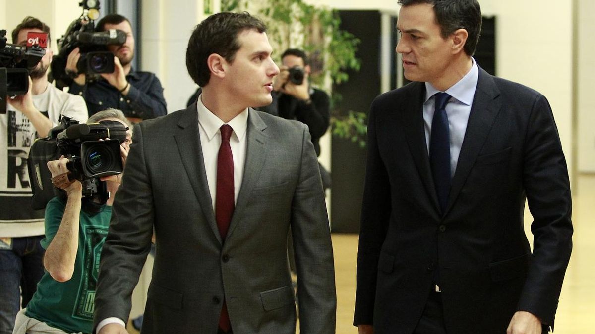 El líder de Ciudadanos, Albert Rivera, junto al secretario general del PSOE, Pedro Sánchez, en una foto de archivo.