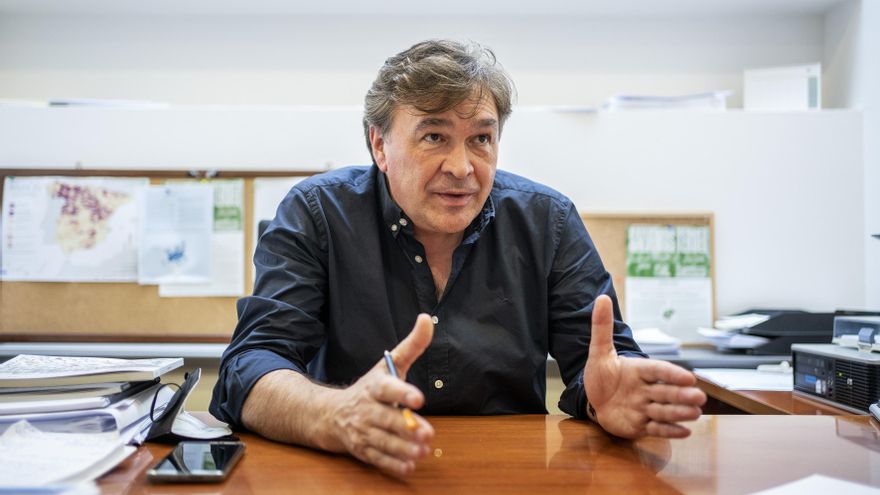 Tomás Guitarte, en un momento de la entrevista en su despacho en el Congreso