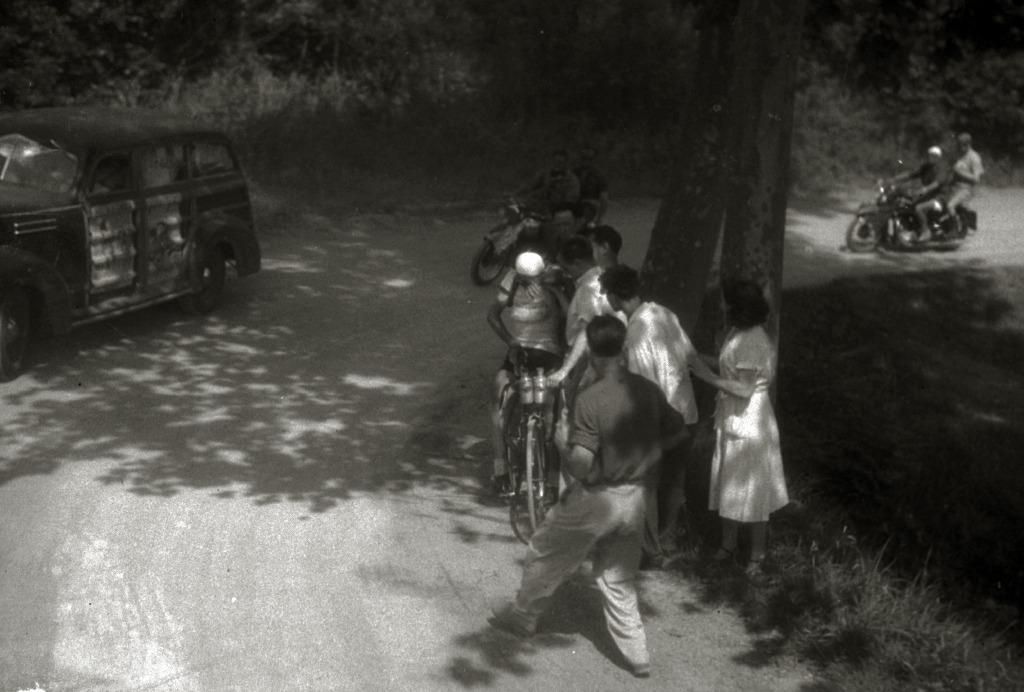 Avituallamiento de un corredor en plena carrera