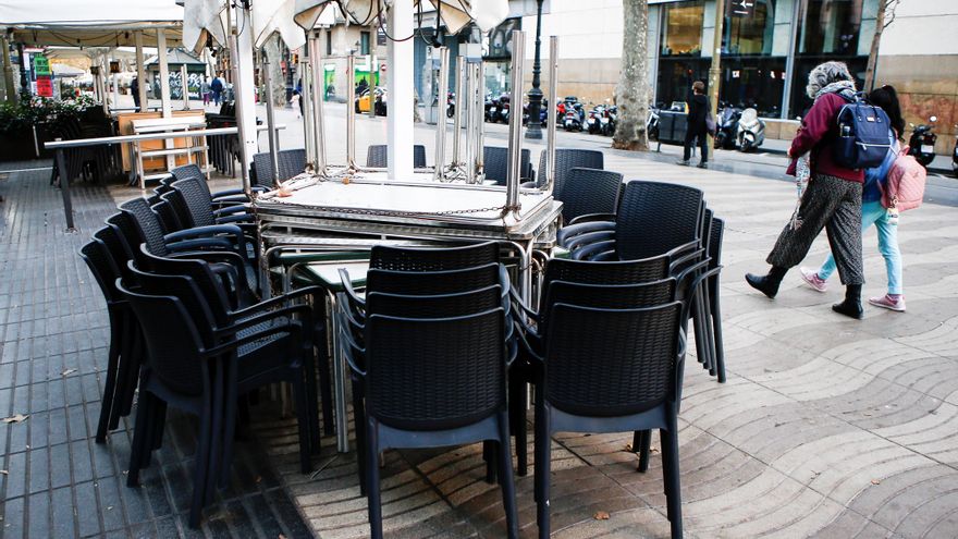 Aspecto de la terraza de un bar cerrado de las Ramblas de Barcelona. EFE/Quique García/Archivo