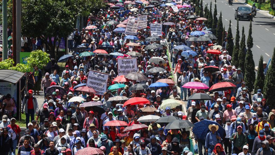 Maestros de Guatemala presionan al Gobierno por pacto colectivo que eleve 10 % el salario