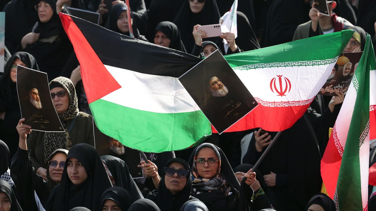 Teherán (EFE).- La gente ondea banderas iraníes y palestinas mientras sostienen fotos del difunto líder de Hezbolá, Hassan Nasrallah, mientras se reúnen para una manifestación contra Israel tras un ataque con misiles llevado a cabo por Irán contra Israel la noche anterior, en la Plaza Imam Hussein en Teherán. EFE/EPA/ABEDIN TAHERKENAREH