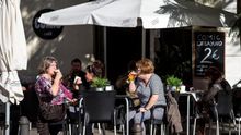 Imagen de archivo de varias personas en una terraza.
