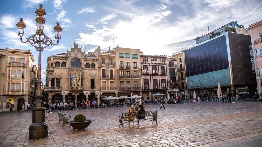 La ciudad catalana donde nació Antoni Gaudí y sorprende con sus destacadas rutas del modernismo y vermut