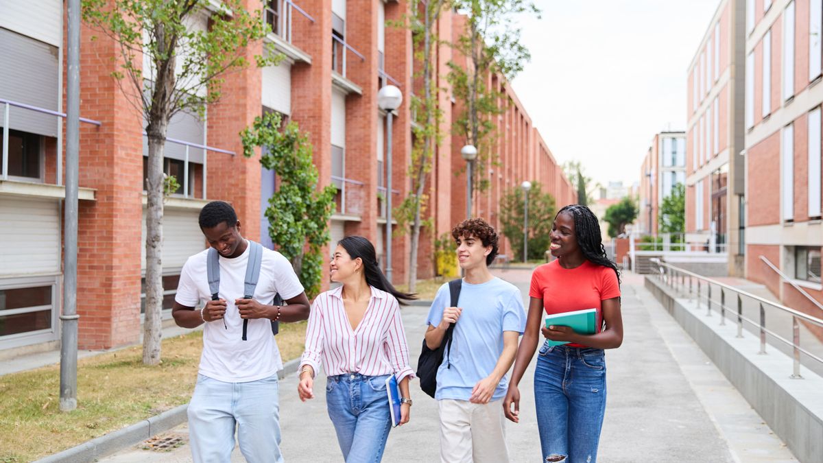 Grupo de jóvenes estudiantes