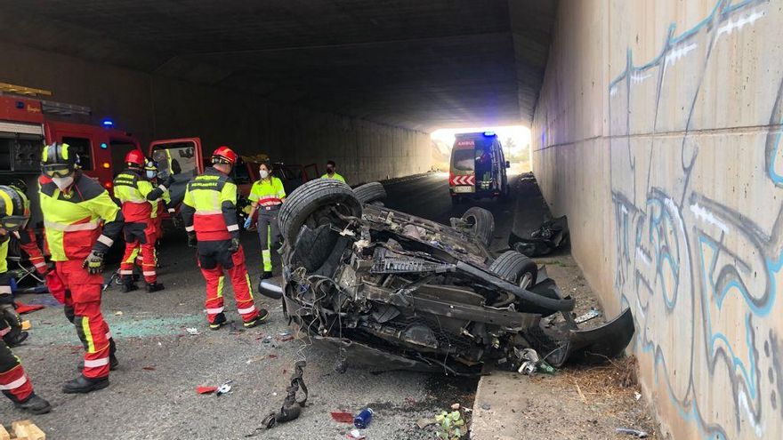 Bomberos de Las Palmas de Gran Canaria y equipos sanitarios, en el lugar del accidente