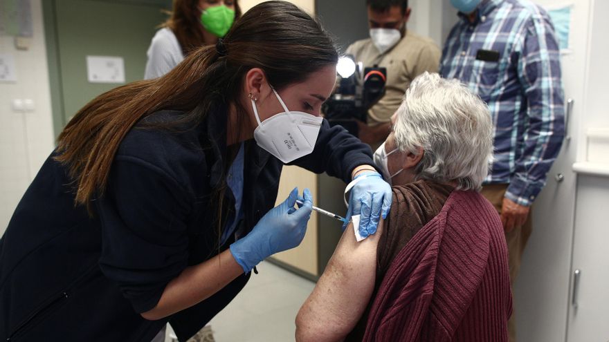 Archivo - Una sanitaria inyecta una dosis de la vacuna de Pfizer contra el coronavirus a una anciana