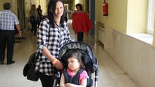 Meritxell, de cinco años, junto a su madre Bibiana en el hospital infantil Niño Jesús de Madrid. / S.P.