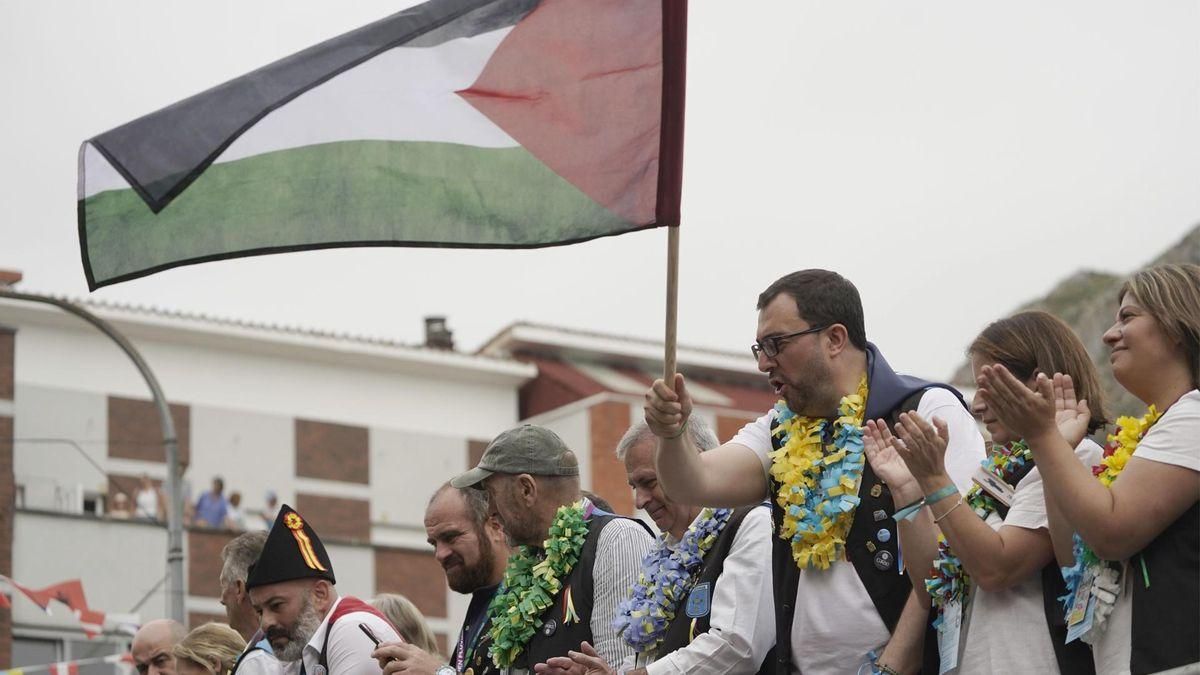 El presidente del Gobierno asturiano, Adrián Barbón, portando una bandera palestina en el Descenso del Sella