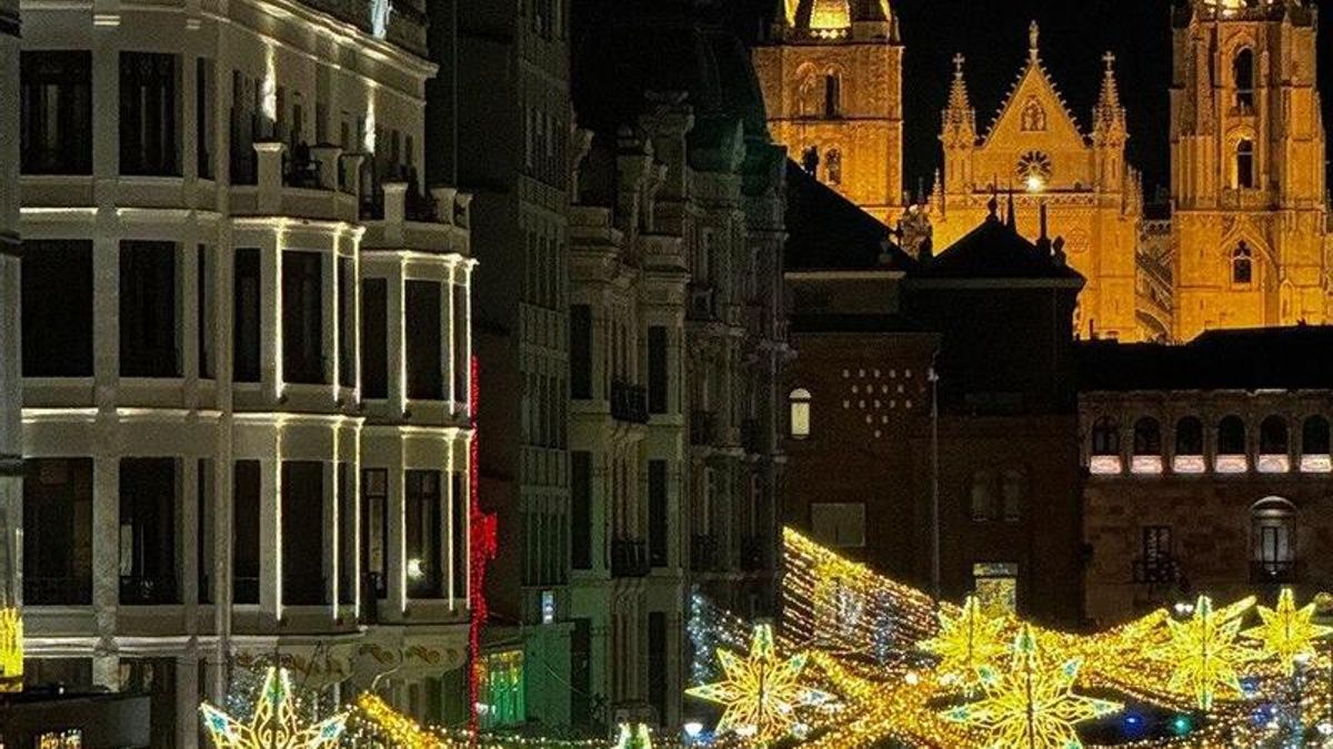 Vista panorámica de las luces de Navidad de 2026 desde Ordoño II y con la Catedral de León al fondo.
