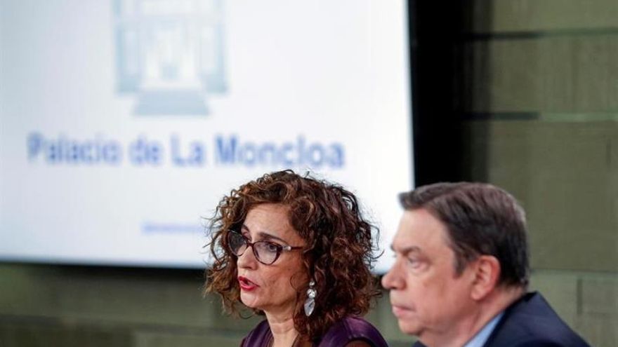 La portavoz del Gobierno y ministra de Hacienda, María Jesús Montero, y el ministro de Agricultura, Pesca y Alimentación, Luis Planas.