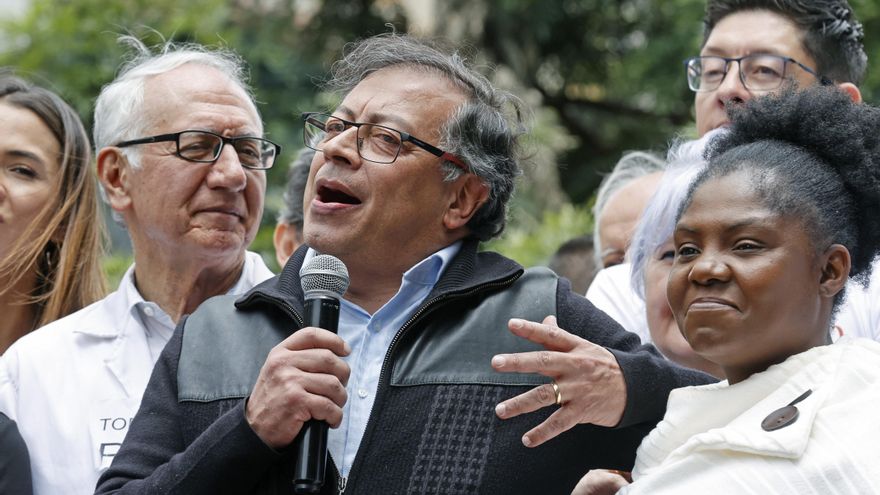 Fotografía de archivo del presidente de Colombia, Gustavo Petro, acompañado por la vicepresidenta, Francia Márquez (d). EFE/ Mauricio Dueñas Castañeda