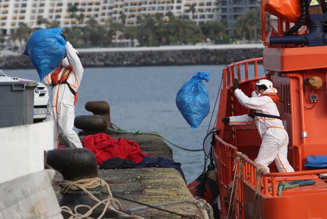 Llegada de una patera al Muelle de Arguineguín. (ALEJANDRO RAMOS)