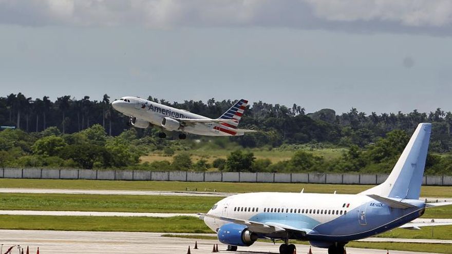 Un avión de American Airlines despega del aeropuerto José Martí, en La Habana (Cuba).