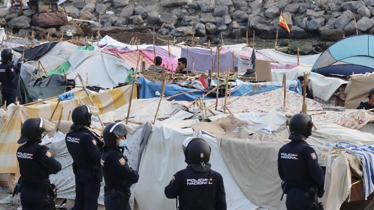 La policía desaloja el asentamiento de personas migrantes en la playa próxima a la desaladora de Ceuta