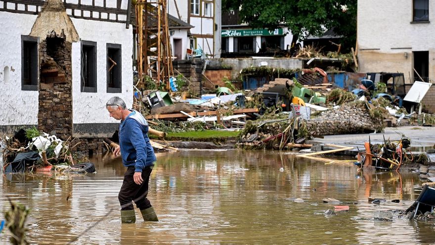 Un hombre camina en Schuld, en el distrito de Ahrweiler, destruido tras las inundaciones.