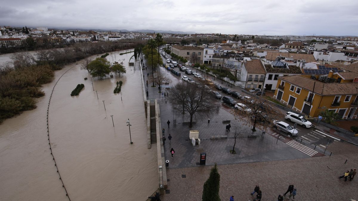 El río Guadalquivir aumenta su caudal a su paso por Córdoba
