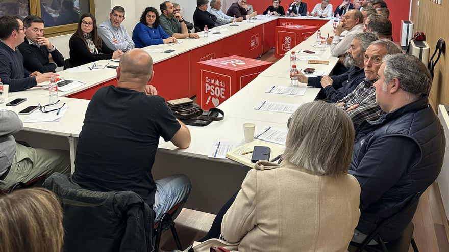 El secretario general del PSOE de Cantabria, Pedro Casares, se reúne con los alcaldes y portavoces en los ayuntamientos