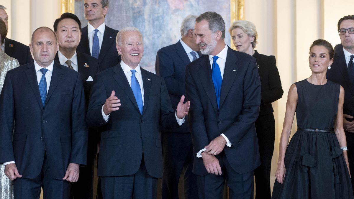 El presidente de los Estados Unidos, Joe Biden (3i), y el Rey Felipe VI (2d), conversan a su llegada a la cena de Gala Real para los participantes de la Cumbre de la OTAN, en el Palacio Real.