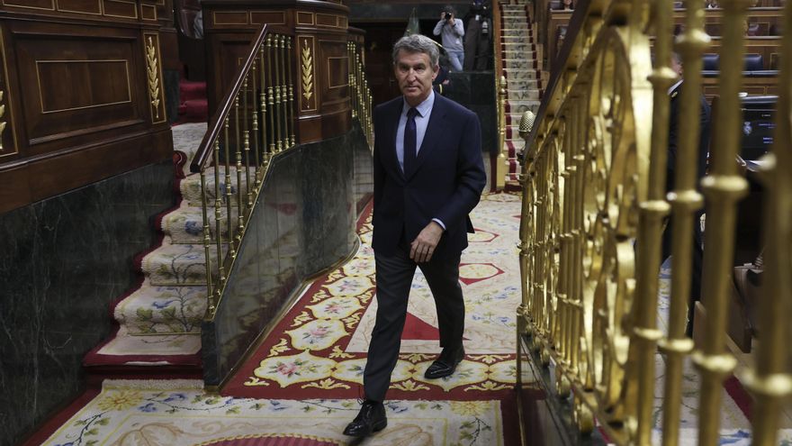 Alberto Núñez Feijóo abandona el hemiciclo durante la sesión de Control celebrada este miércoles en el Congreso.