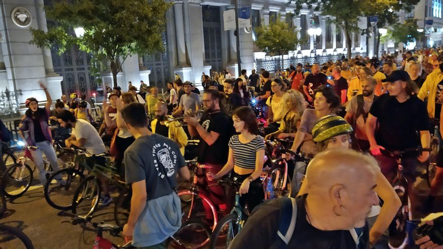 Música de trompeta junto al Banco de España