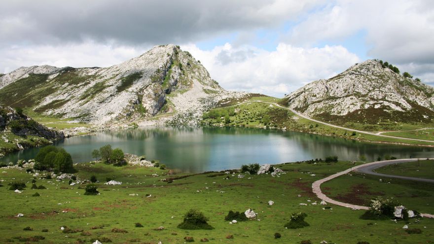 Los de Covadonga y otros dos más: senderos con lago que recorrer en Asturias