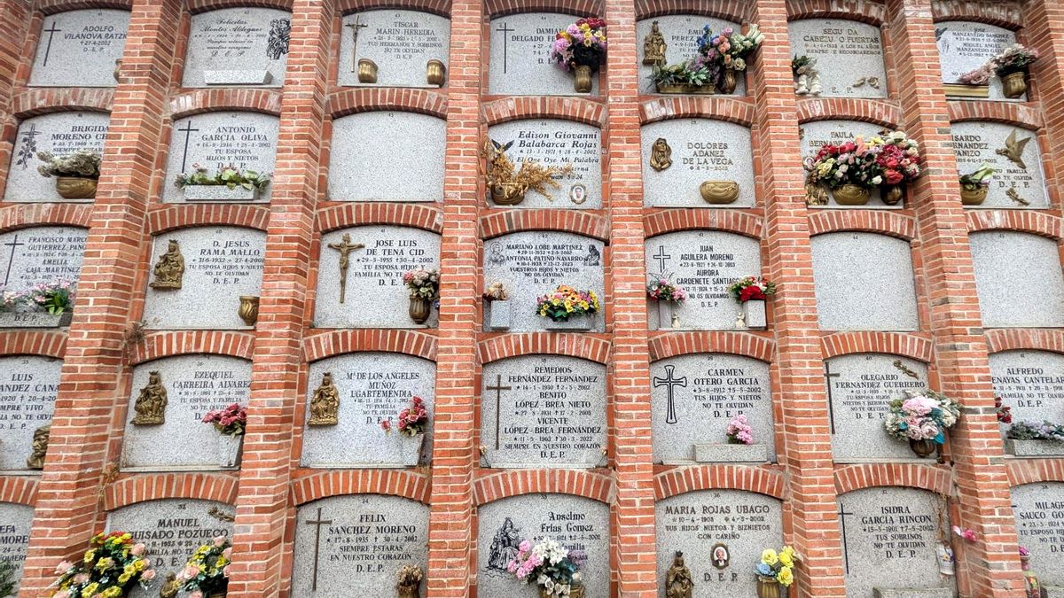 Uno de los muros con nichos para los difuntos en el cementerio de la Almudena