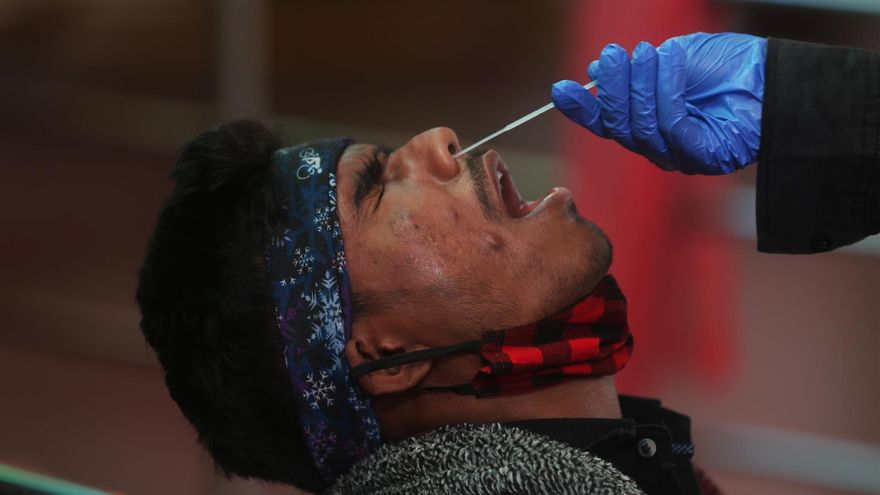 El año 2021 termina con el doble de casos en el mundo que 2020, pero con la esperanza de una menor letalidad