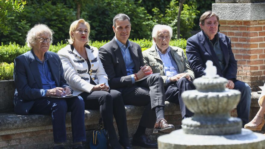 Sánchez coloca una placa conmemorativa en la fuente de citas secretas de Machado y Guiomar
